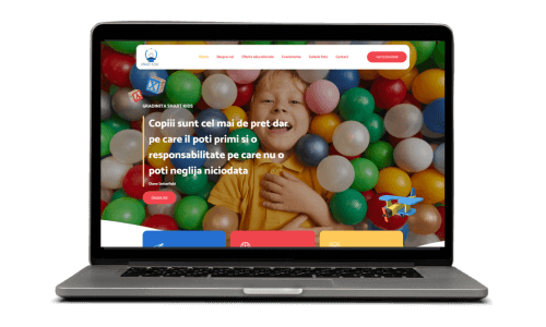 Fetiță jucându-se în camera cu bile colorate